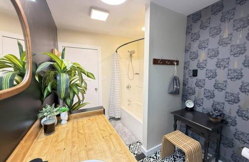 Hudson Apartment | Vibing Hudson Retreat Pet-Friendly w Hot Tub