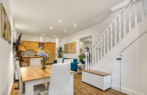 Bow Apartment | Vibrant 2-Bed by Bow