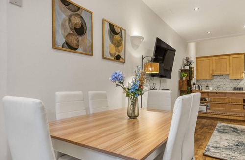 Bow Apartment | Vibrant 2-Bed by Bow