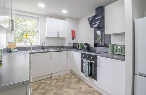 Coatbridge Apartment | Vibrant 2 Bed Flat in Coatbridge