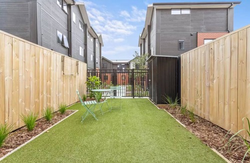 Henderson House | Vibrant 2 bed Henderson Abode