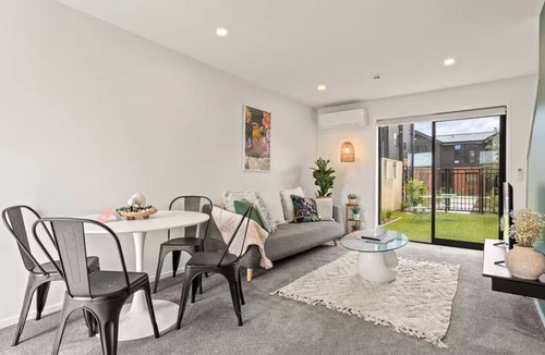 Henderson House | Vibrant 2 bed Henderson Abode