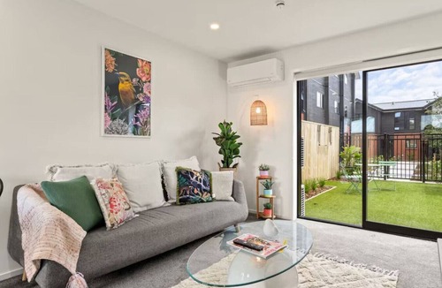 Henderson House | Vibrant 2 bed Henderson Abode