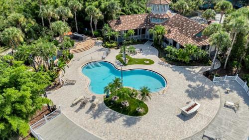 Tampa Apartment | Vibrant 2BR2BA w King Bed Pool, Gym #11