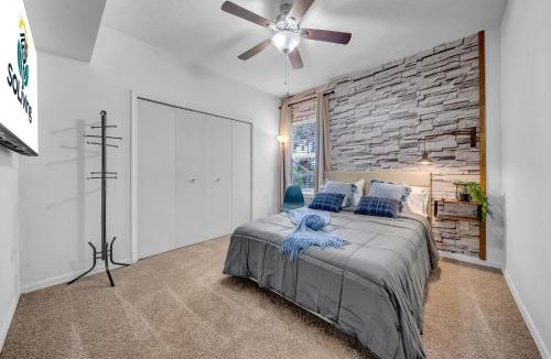 Tampa Apartment | Vibrant 2BR2BA w King Bed Pool, Gym #11