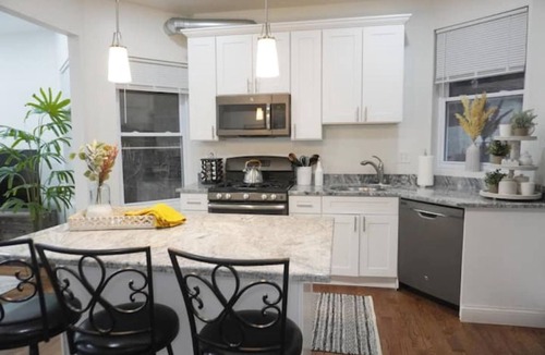 Pilsen Apartment | Vibrant 3BR Pilsen Stay Free Parking Near Downtown
