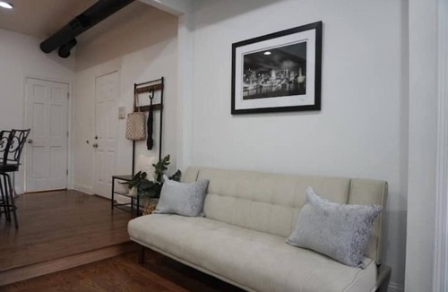 Pilsen Apartment | Vibrant 3BR Pilsen Stay Free Parking Near Downtown