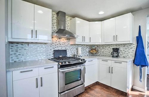 Montgomery Park Cottage | Vibrant ABQ Adobe Den: Mtn Views, Walk to Park!