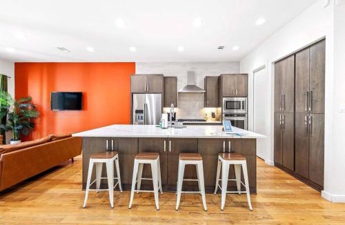 Dallas House | Vibrant Ambiance Downtown DART Mkt Ctr AAArena