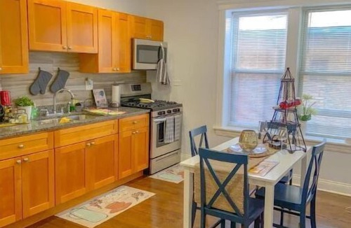 Austin Apartment | Vibrant, Chi/OakPark 3bd/2bth+ Steps from train