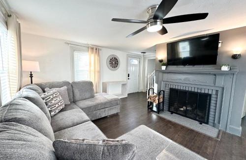 Brockton Apartment | Vibrant City Home 4BD 2BA