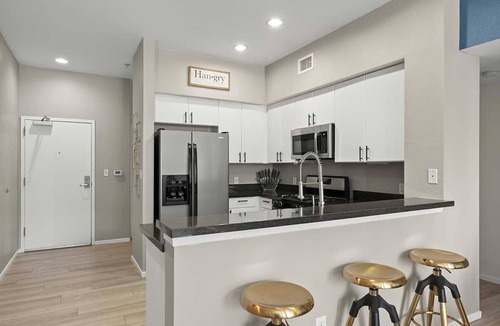 Pacific Terrace Condo | Vibrant Condo with Sizable Patio