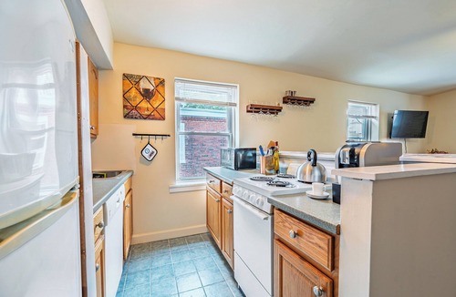 Spring Garden Apartment | Vibrant Fairmount Loft : Walk to Art Museum, Shops, Dining