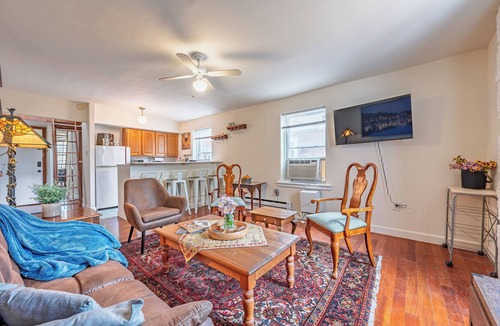 Spring Garden Apartment | Vibrant Fairmount Loft : Walk to Art Museum, Shops, Dining