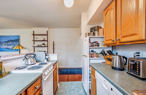 Spring Garden Apartment | Vibrant Fairmount Loft : Walk to Art Museum, Shops, Dining