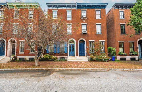 Spring Garden Apartment | Vibrant Fairmount Loft : Walk to Art Museum, Shops, Dining