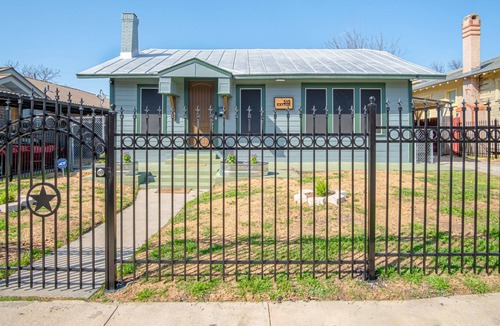 Highland Park House | Vibrant Fully Gated 2BR/2BA 4 mins from Downtown!