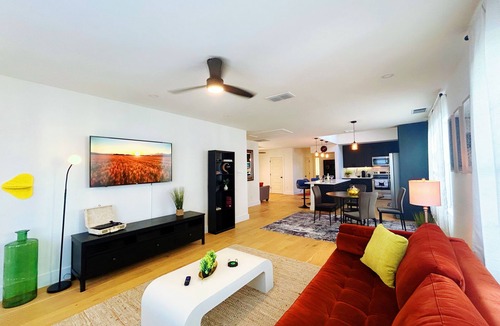 Cherrywood House | Vibrant home in the heart of Austin