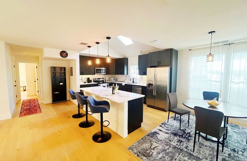 Cherrywood House | Vibrant home in the heart of Austin