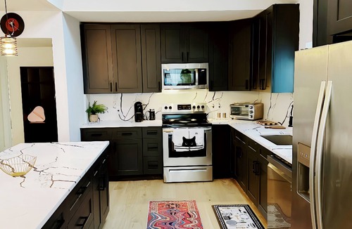 Cherrywood House | Vibrant home in the heart of Austin