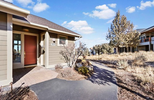 Redmond Condo | Vibrant home with fireplace, large balcony & access to indoor-outdoor pools