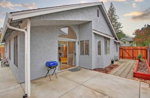 Hood House | Vibrant home with gazebo