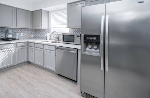 Pasadena House | VIBRANT Houston OASIS with private pool and patio, sleeps 8