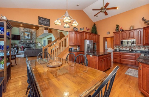 The View House | Vibrant Lakeview Chalet w/Huge Deck