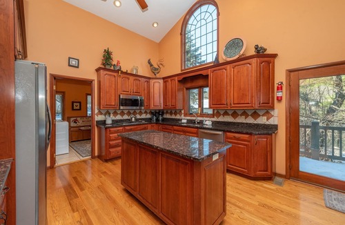 The View House | Vibrant Lakeview Chalet w/Huge Deck