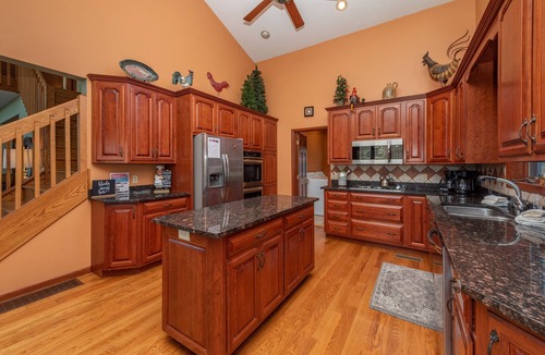 The View House | Vibrant Lakeview Chalet w/Huge Deck