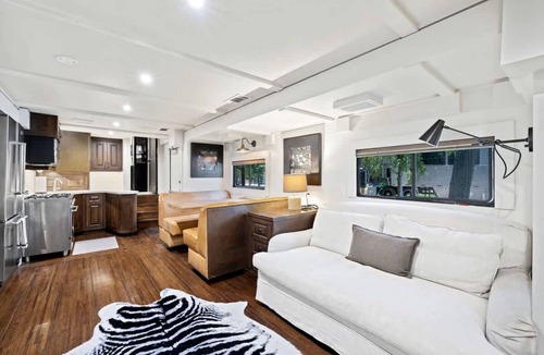 Austin Villa | Vibrant Luxury Villa Oasis near Lake Walter E. Long in Texas