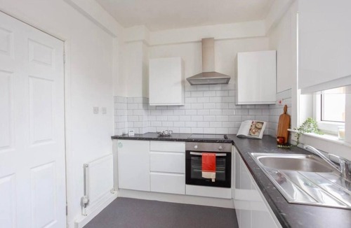 Shotts Apartment | Vibrant & Modern 2-BR Apartment between GLA/EDI!