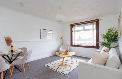 Shotts Apartment | Vibrant & Modern 2-BR Apartment between GLA/EDI!