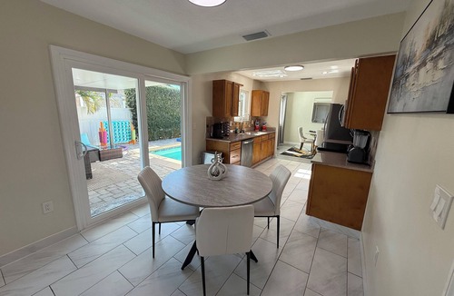 Whitfield House | Vibrant modern boutique/w stunning lap pool