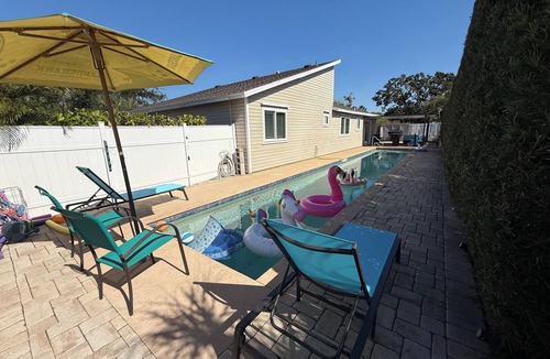 Whitfield House | Vibrant modern boutique/w stunning lap pool