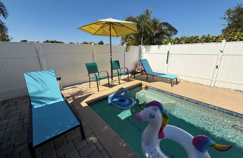 Whitfield House | Vibrant modern boutique/w stunning lap pool