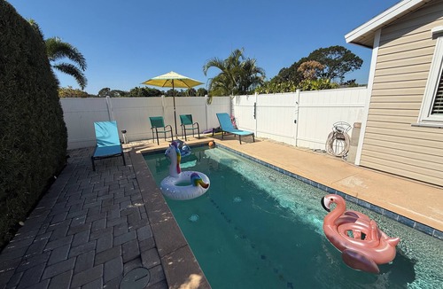 Whitfield House | Vibrant modern boutique/w stunning lap pool
