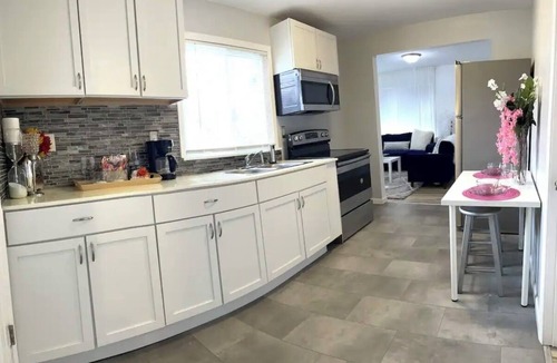 Redford House | Vibrant Oasis, Charming 3-bedroom 2 Bath house