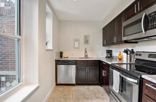 DeBaliviere Place Apartment | Vibrant Pad next to ForestPark/BJC/WashU