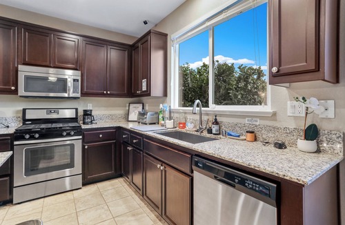 Pittsburg House | Vibrant & Peaceful 7-BR Adobe-Inspired Home