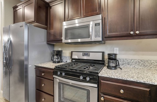 Pittsburg House | Vibrant & Peaceful 7-BR Adobe-Inspired Home