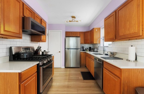 Austin House | Vibrant peaceful townhome-Fast wifi, walk to HEB, Starbucks, & restaurants