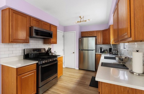Austin House | Vibrant peaceful townhome-Fast wifi, walk to HEB, Starbucks, & restaurants