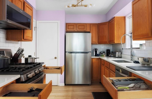 Austin House | Vibrant peaceful townhome-Fast wifi, walk to HEB, Starbucks, & restaurants