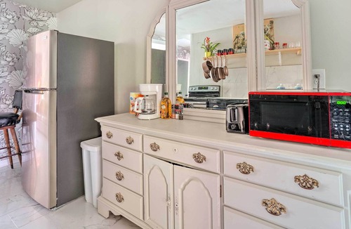 East Ridge Apartment | Vibrant, Pet-Friendly Apt w/ Fire Pit & Yard!