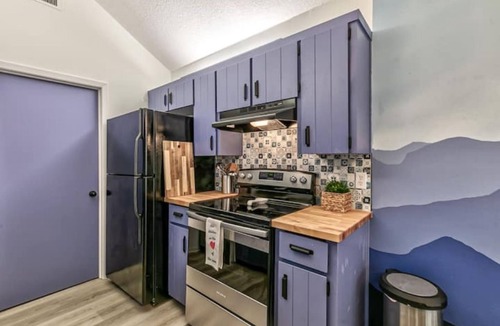 Lenexa House | Vibrant remodeled 3 bedroom townhome