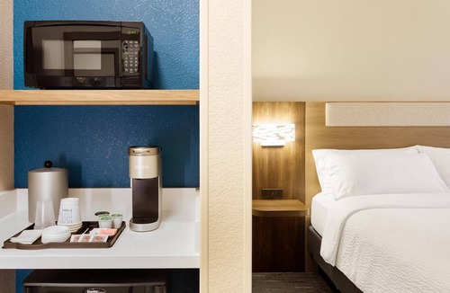 Ruckersville Hotel | Vibrant Room Perfect for Couples Visiting Local Vineyards Nearby