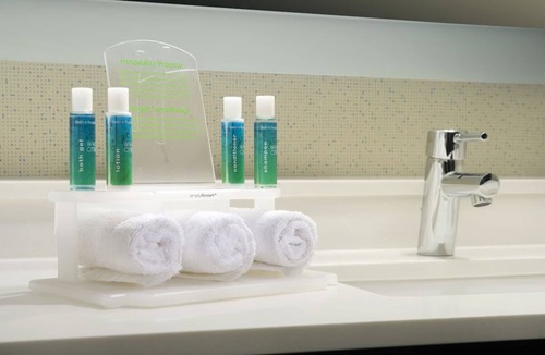 Ruckersville Hotel | Vibrant Room Perfect for Couples Visiting Local Vineyards Nearby