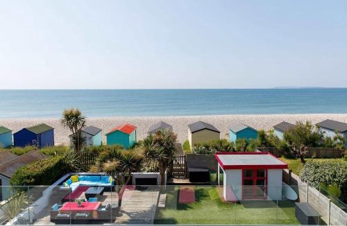 East Wittering House | Vibrant Seafront Home for 10 with Pool