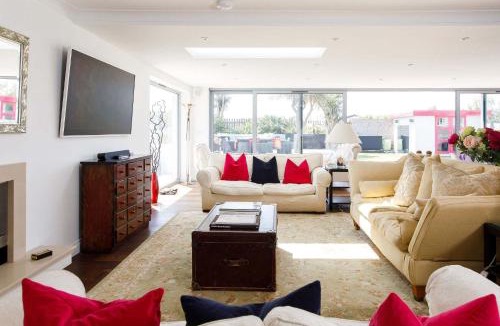 East Wittering House | Vibrant Seafront Home for 10 with Pool